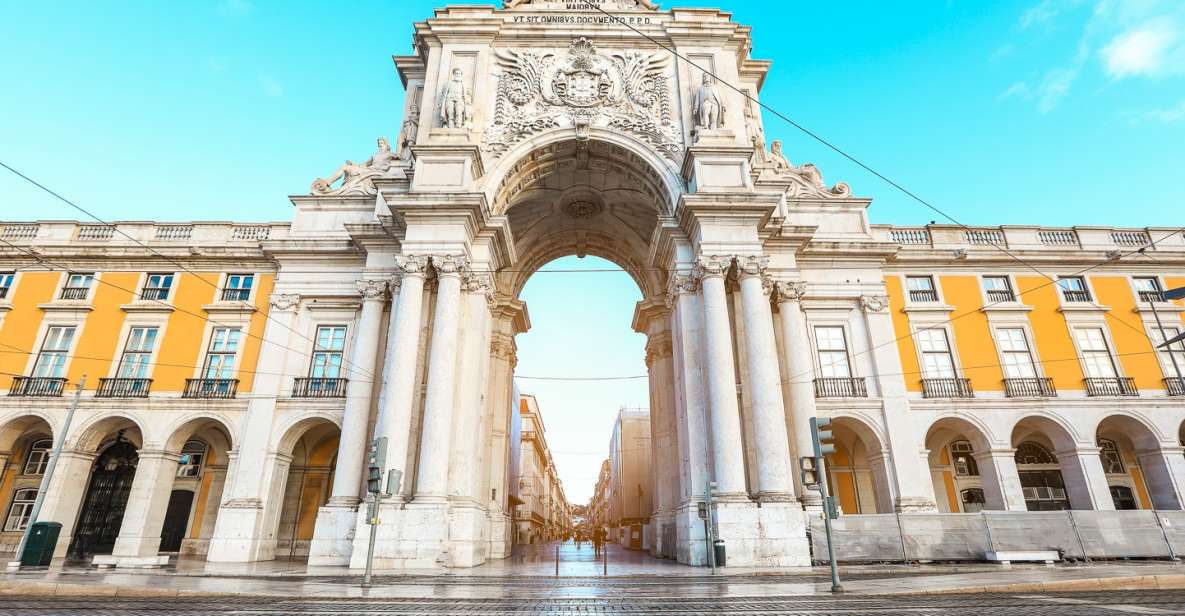 O Arco do Triunfo da Rua Augusta é um dos marcos mais emblemáticos de Lisboa. Localizado no final da famosa Rua Augusta, este arco majestoso foi inaugurado em 1873 e serve como uma entrada simbólica à Praça do Comércio. Com sua arquitetura neoclássica impressionante, o arco é adornado com esculturas que representam figuras históricas e a própria cidade de Lisboa.
Ao subir os 15 degraus até o miradouro, os visitantes são recompensados com vistas panorâmicas deslumbrantes sobre a cidade e o rio Tejo. Assim, o Arco do Triunfo não é apenas um monumento histórico, mas também um excelente ponto para admirar a beleza de Lisboa.