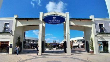 No Freeport Outlet, você encontrará uma vasta seleção de lojas, combinando estilo e economia em um ambiente encantador