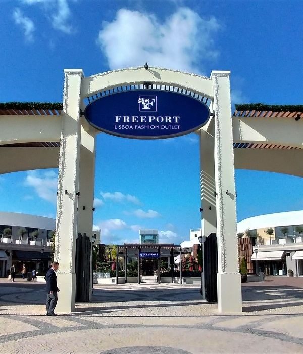 No Freeport Outlet, você encontrará uma vasta seleção de lojas, combinando estilo e economia em um ambiente encantador