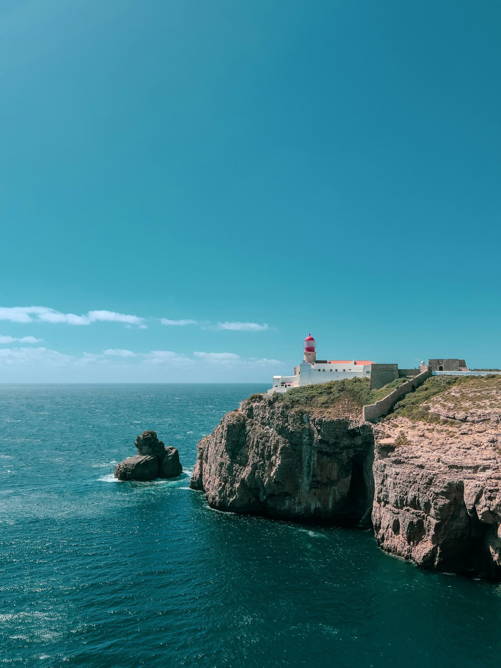 Farol do Cabo da Roca num promontório rochoso sobre o Atlântico.