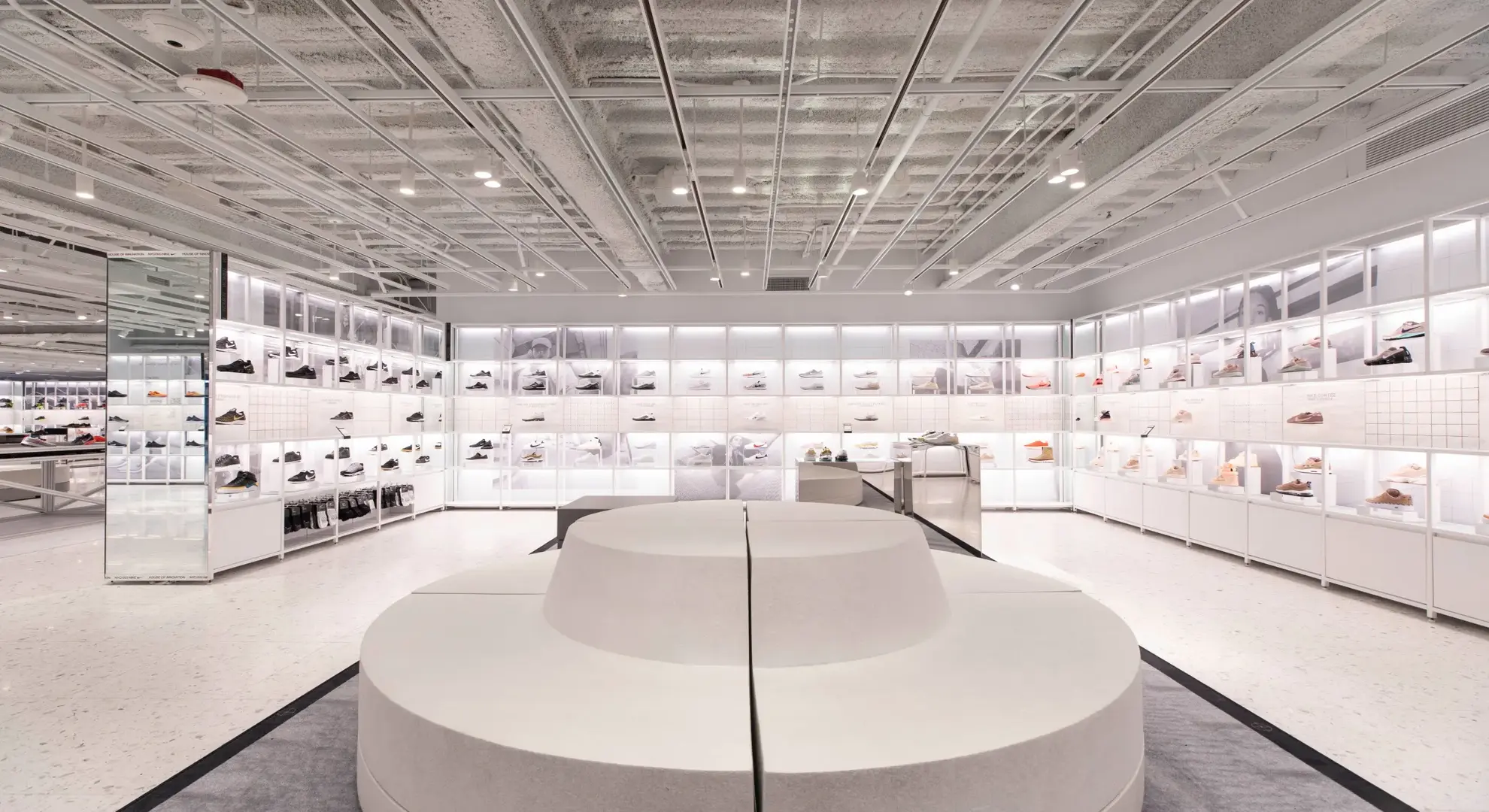 Arquitectura contemporánea y lámina de agua en el complejo comercial Freeport Outlet