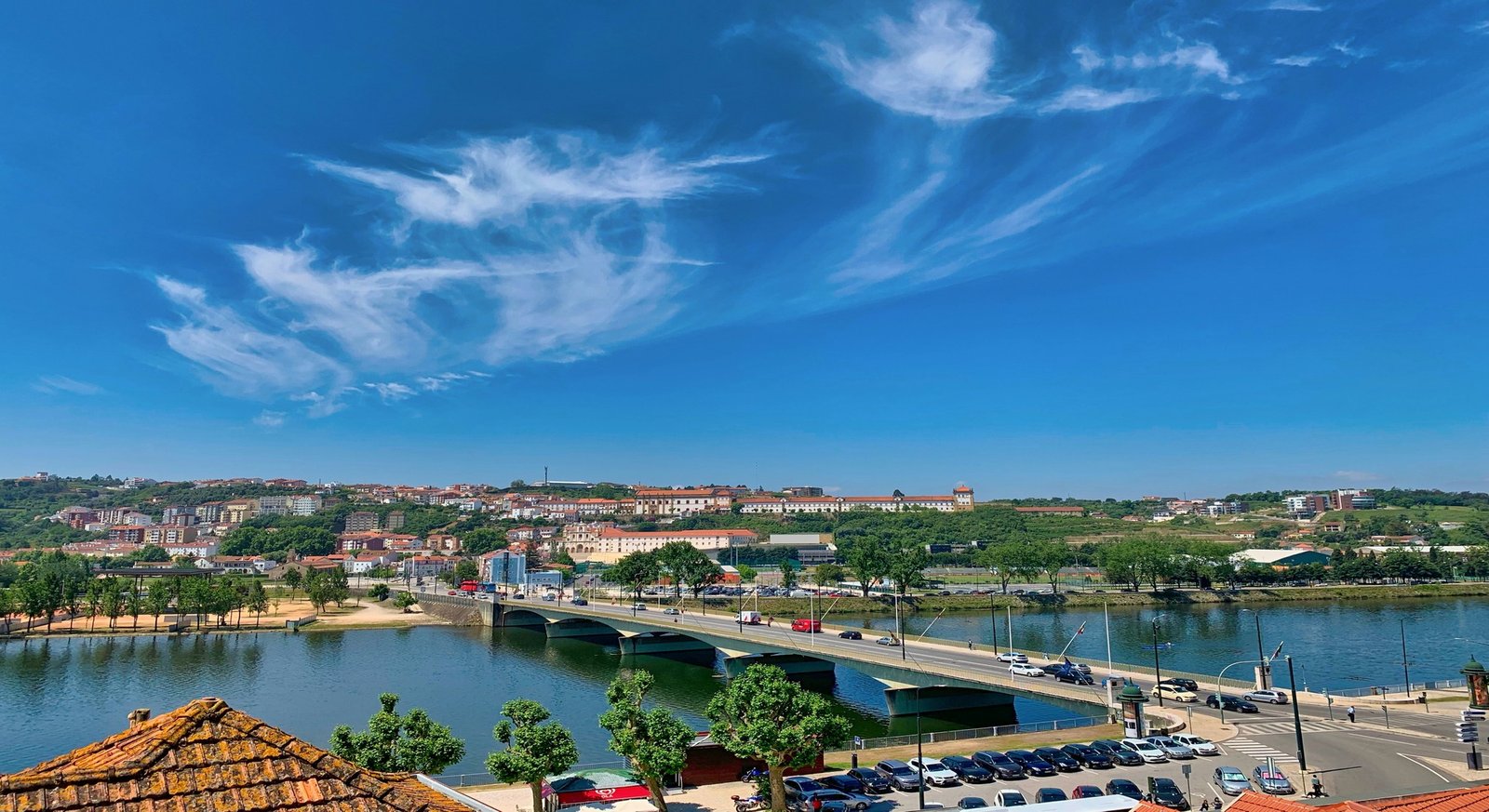Vista panorámica de la ciudad histórica de Coimbra subiendo desde el río Mondego