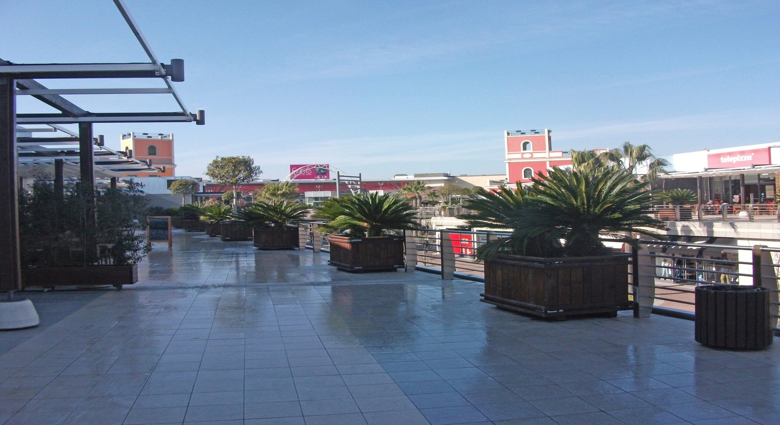 Bulevar peatonal al aire libre y tiendas de moda de autor en Freeport Fashion Outlet