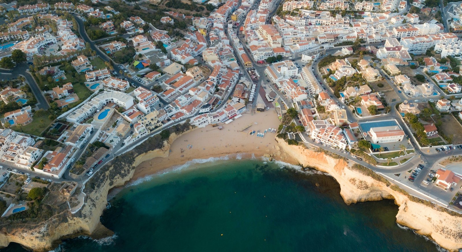 Vista aérea panorâmica das praias douradas e do oceano no Algarve