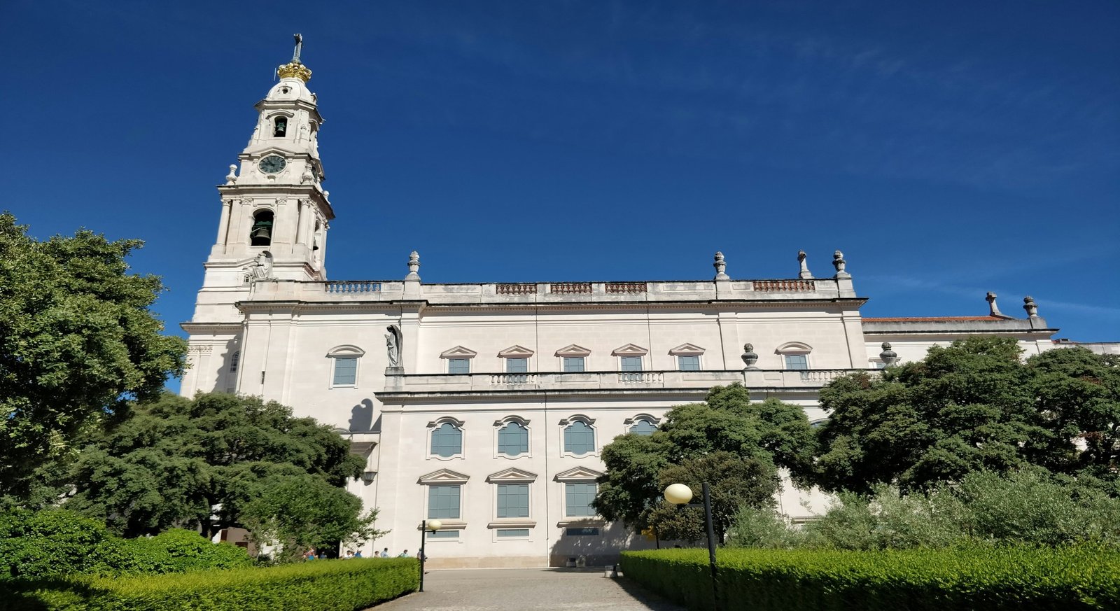 Basílica de Nuestra Señora del Rosario iluminada en el Santuario de Fátima