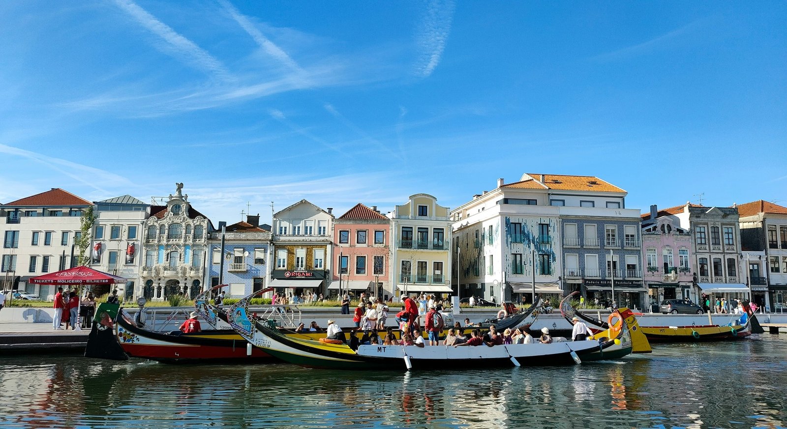 Canais da Ria de Aveiro e passeios em barcos moliceiros tradicionais