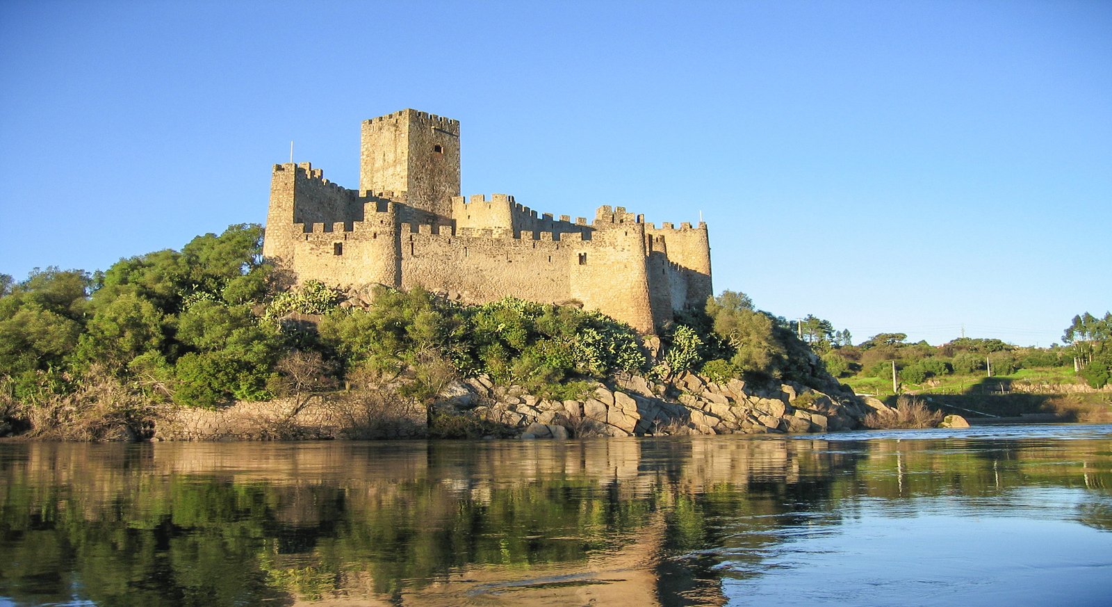 Castelo de Almourol sobre um ilhéu no rio Tejo