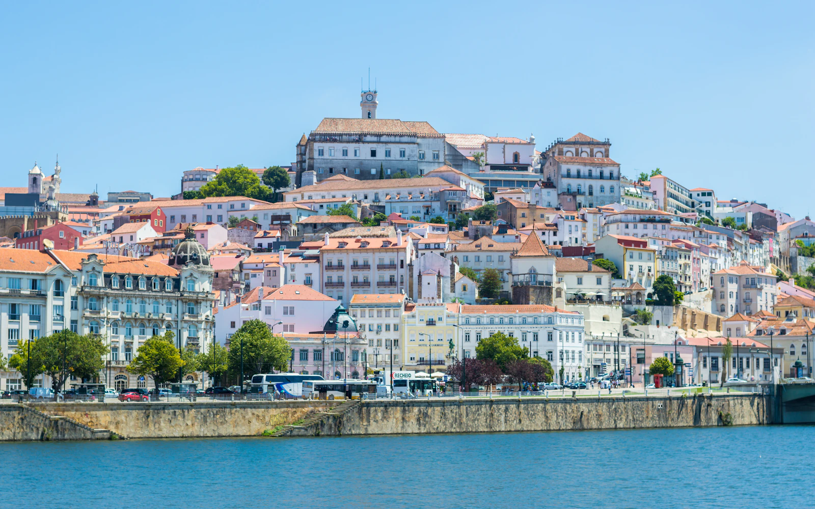 Vista de Coimbra e da Universidade junto ao rio Mondego
