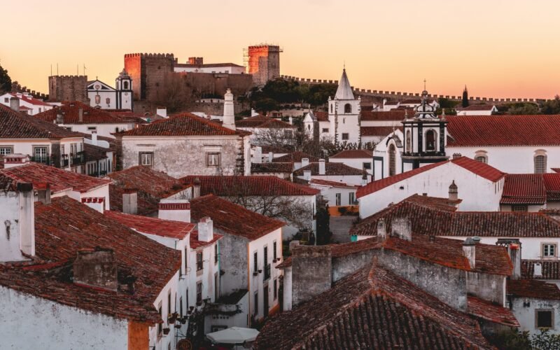 Castelo de Óbidos e telhados de terracota ao entardecer