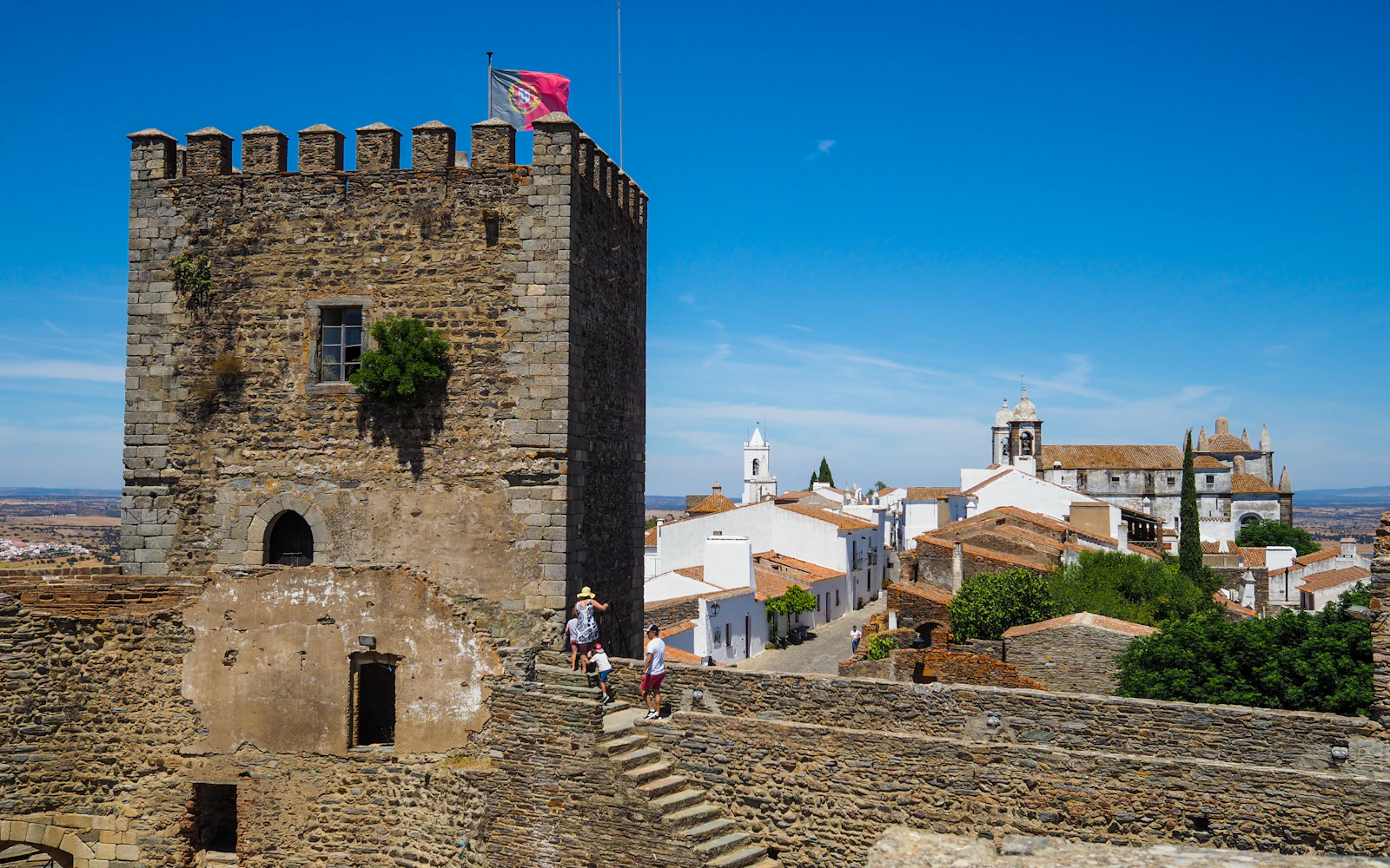 Castelo de Monsaraz e casas caiadas da vila sob um céu azul