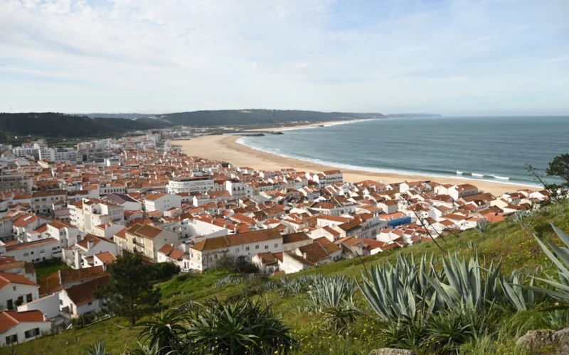 Vista da vila da Nazaré e da sua praia junto ao Atlântico