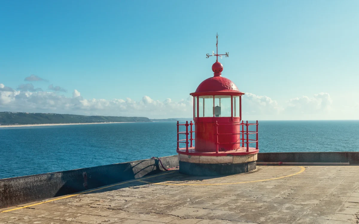 Farol vermelho da Nazaré sobre o Forte de São Miguel Arcanjo, junto ao Atlântico