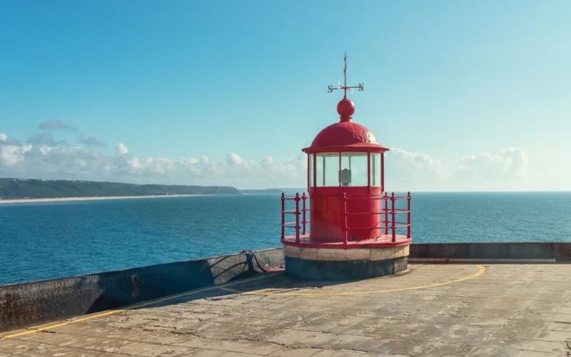 Farol vermelho da Nazaré sobre o Forte de São Miguel Arcanjo, junto ao Atlântico