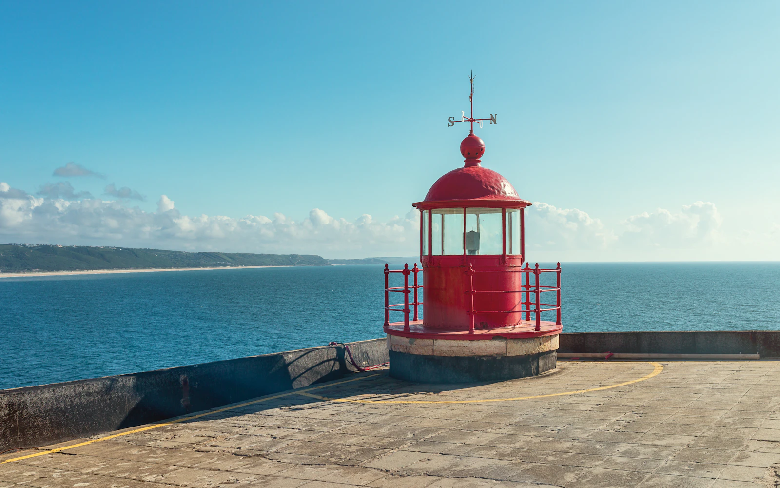 Farol vermelho da Nazaré sobre o Forte de São Miguel Arcanjo, junto ao Atlântico