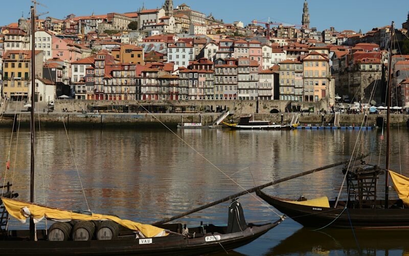 Barcos rabelos no Douro e o casario colorido da Ribeira do Porto vistos de Gaia