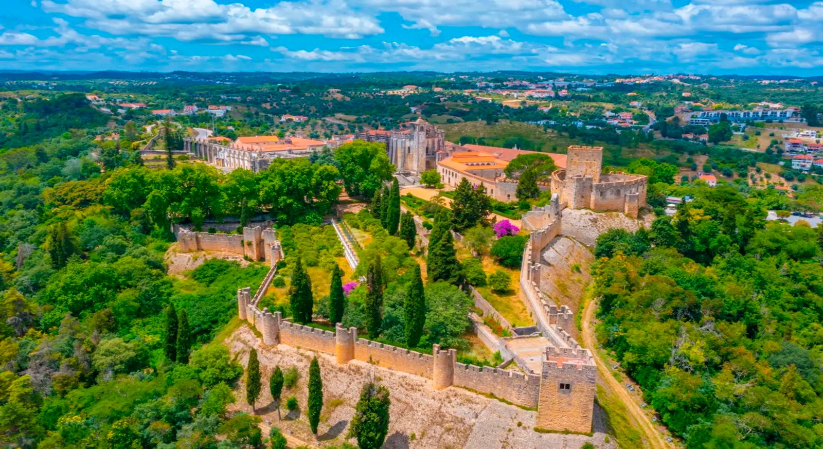 Muralhas medievais do Castelo dos Templários em Tomar