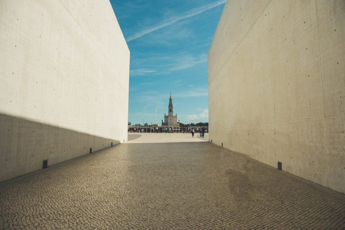 Vista hacia la Basílica de Nuestra Señora del Rosario en el Santuario de Fátima