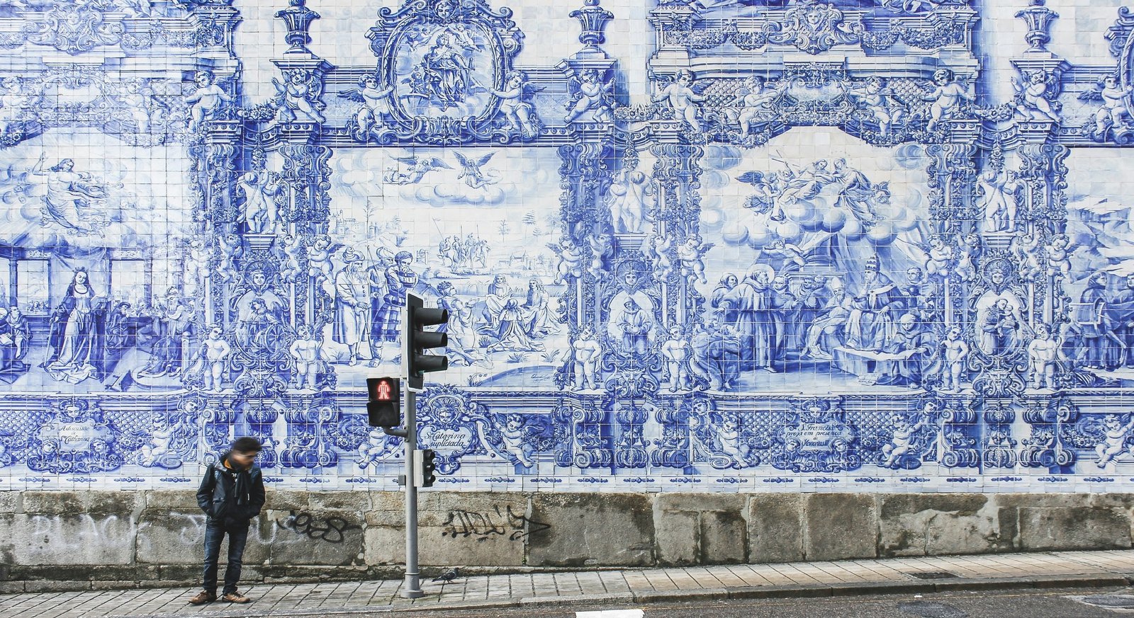 Fachadas tradicionales y azulejos en Porto