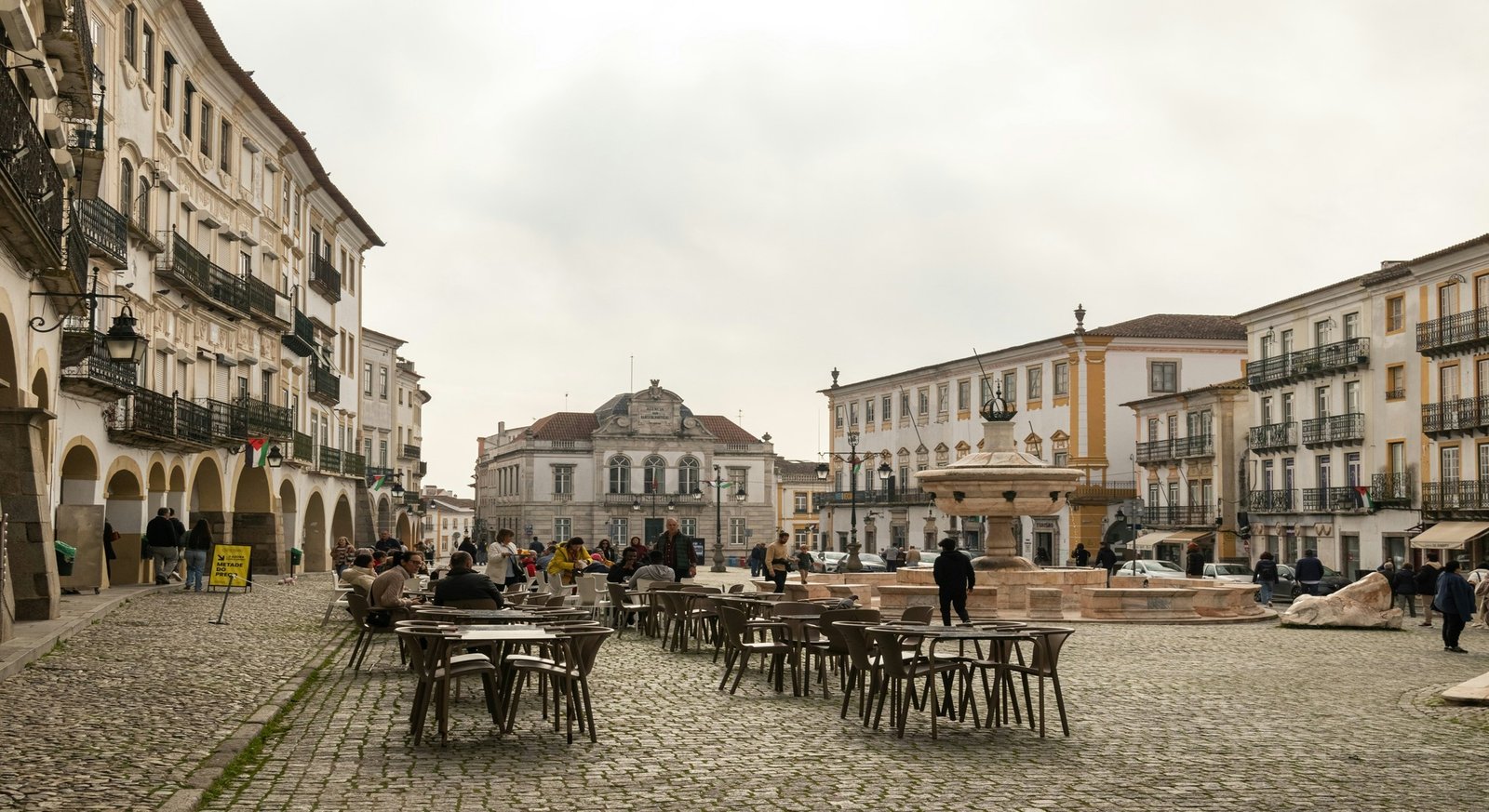 Fonte e edifícios históricos numa praça de Évora