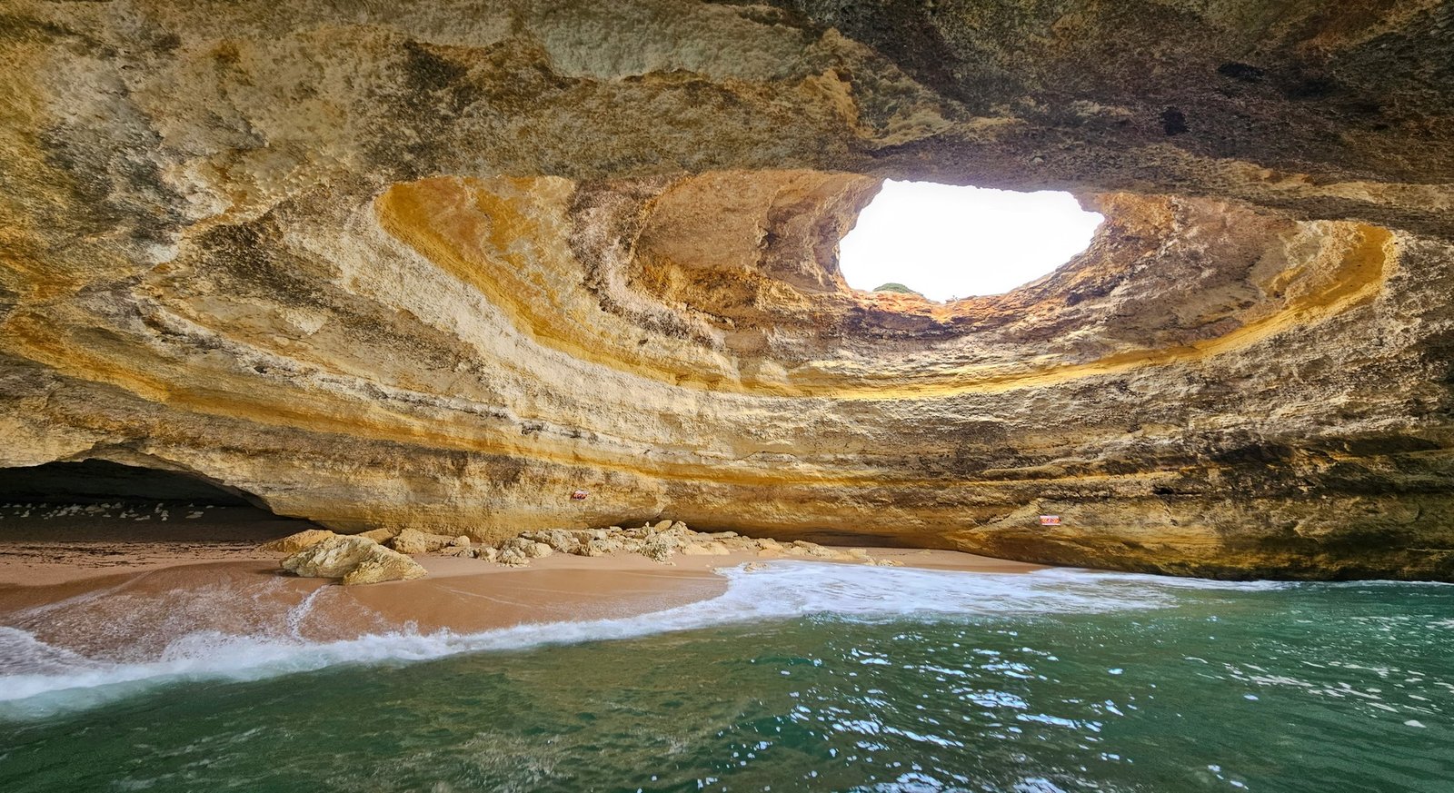 Aguas cristalinas y grutas marinas en la costa del Algarve