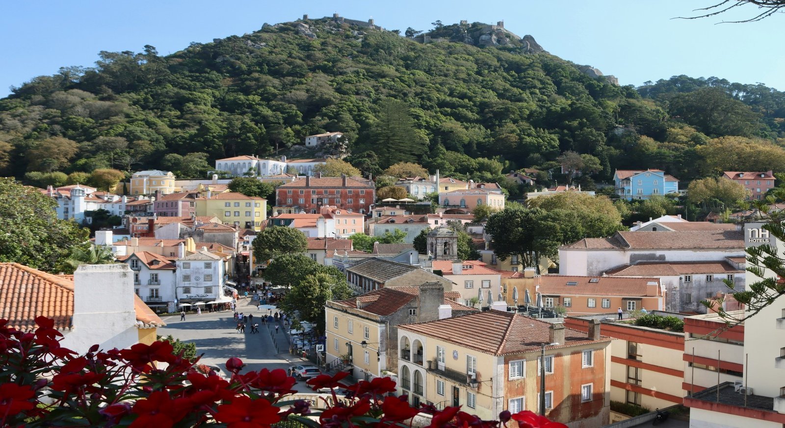 Muralhas de pedra antigas do Castelo dos Mouros no cume da serra de Sintra
