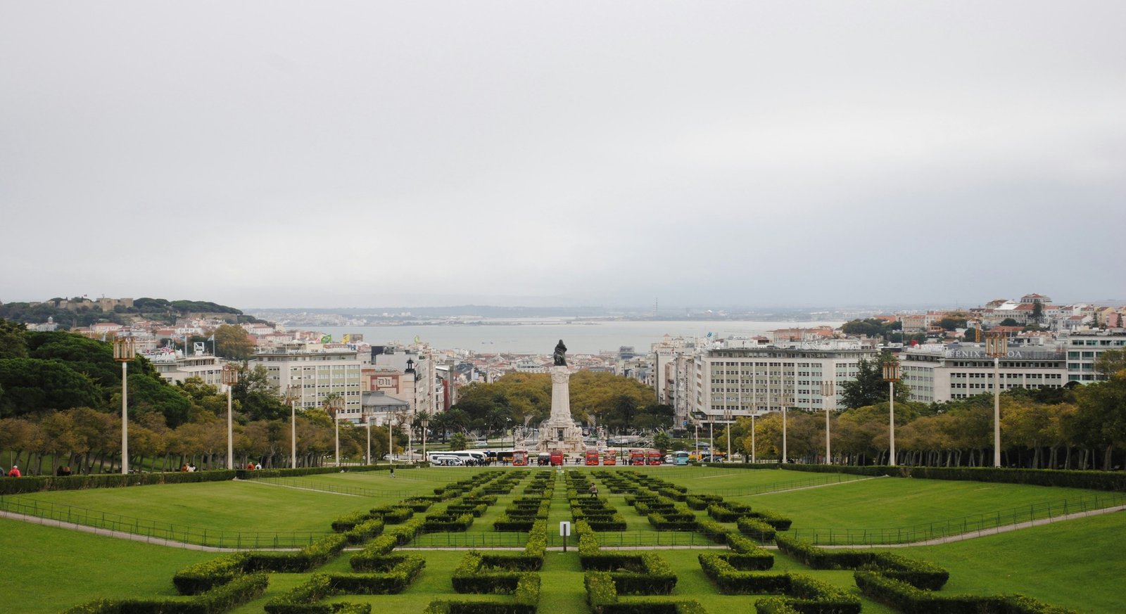 Plaza del Comercio frente al río Tajo en el centro de Lisboa