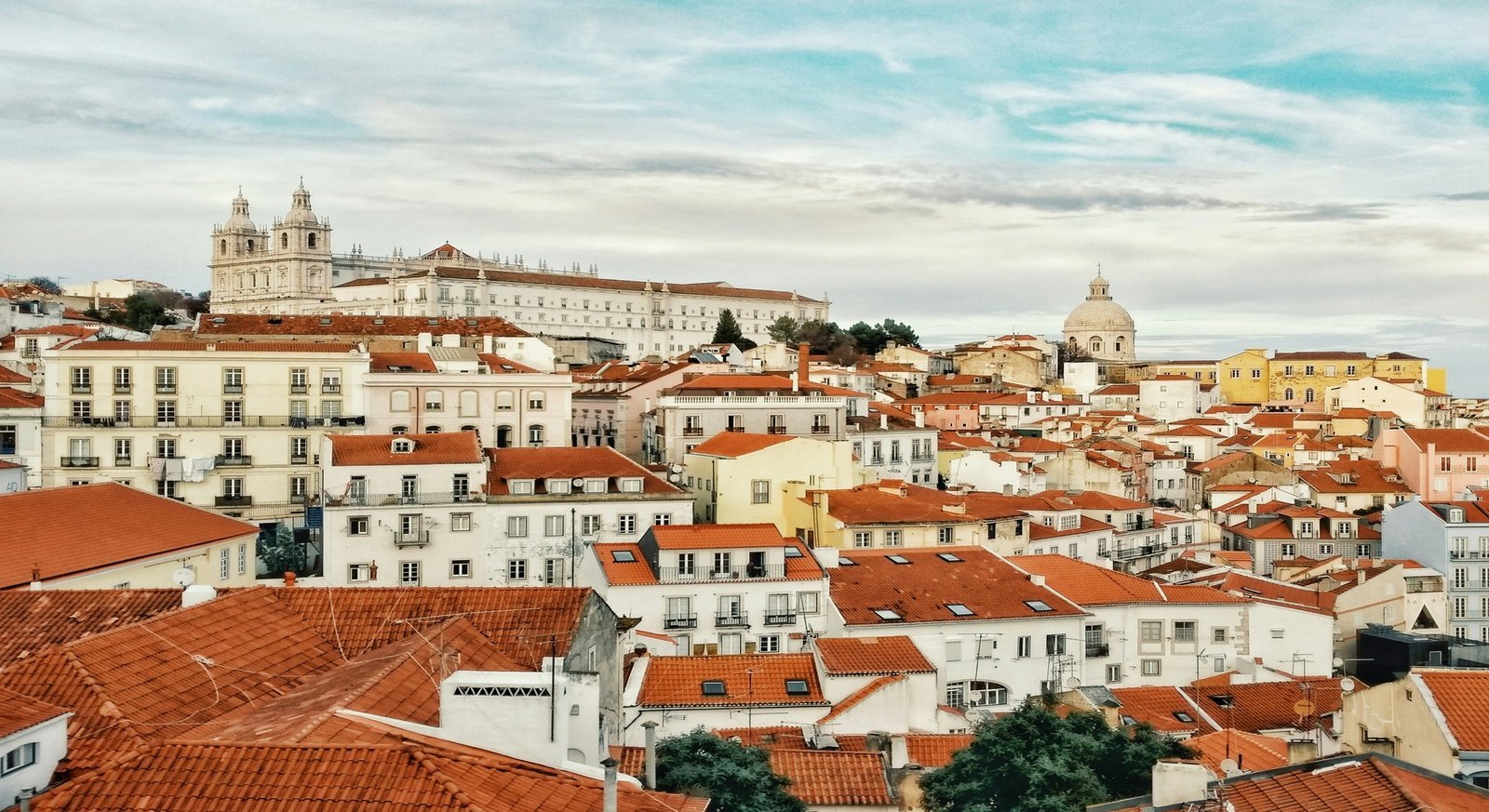 Miradouro panorâmico sobre os telhados tradicionais de Alfama