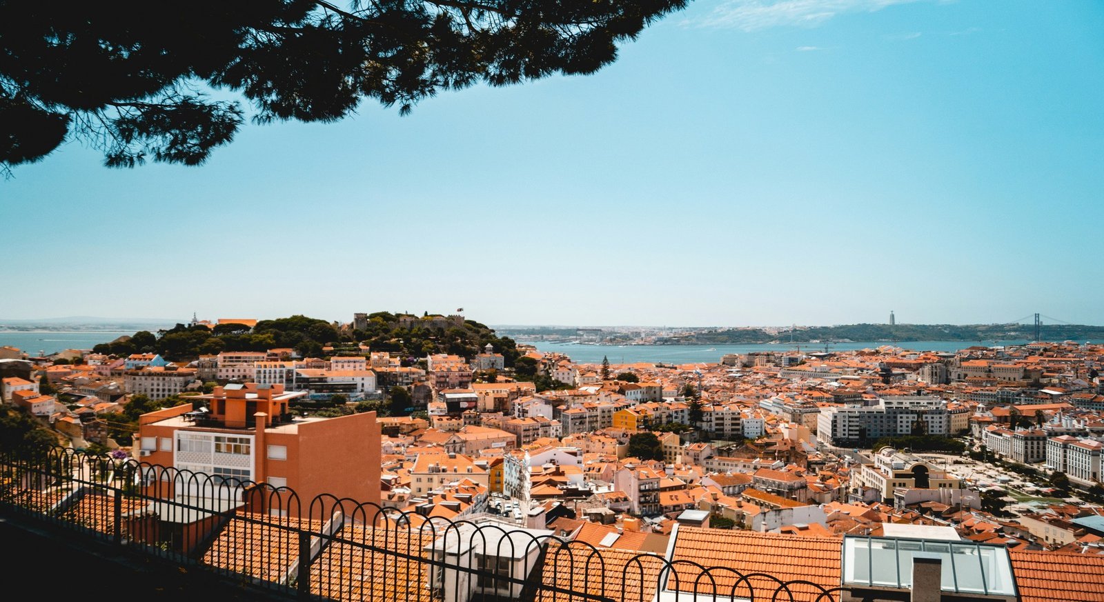 Elétrico amarelo tradicional a percorrer as ruas históricas de Lisboa