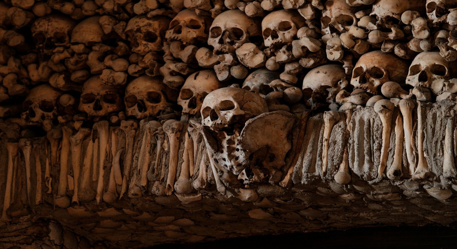 Crânios e ossos humanos revestem o interior da Capela dos Ossos, em Évora