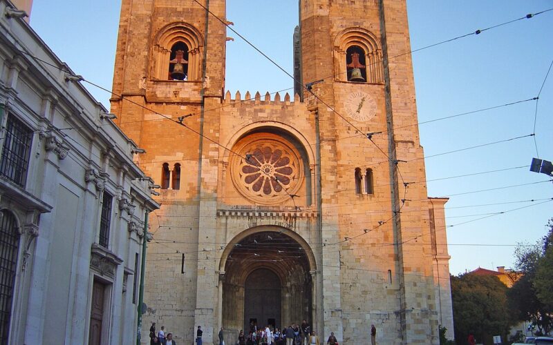 The western façade of Lisbon Cathedral, also known as the Sé de Lisboa.