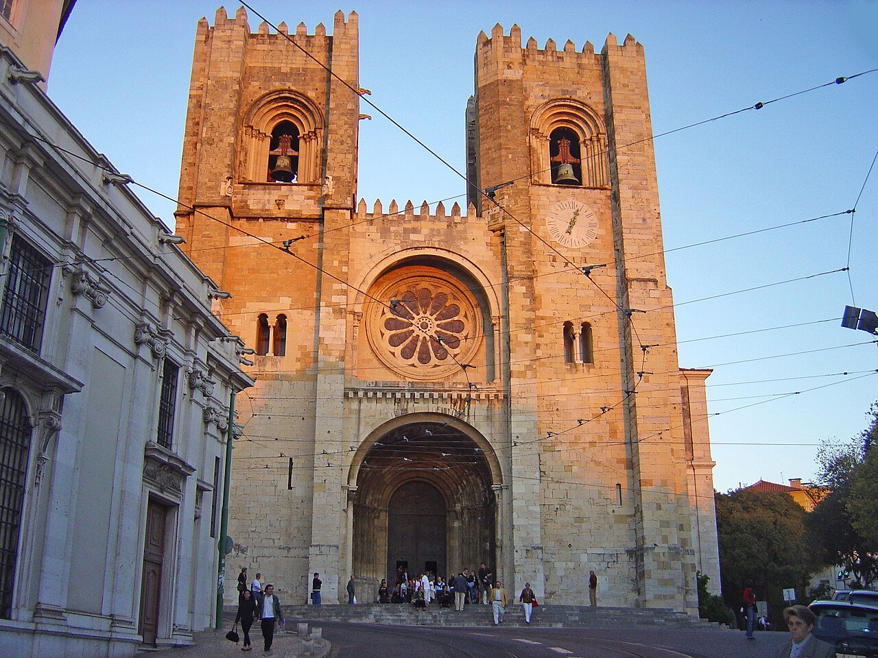 The western façade of Lisbon Cathedral, also known as the Sé de Lisboa.