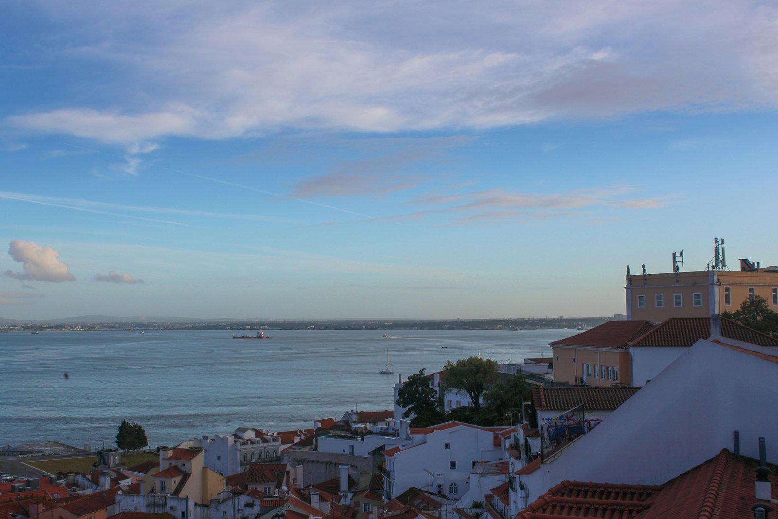 Telhados de Lisboa e rio Tejo vistos do Miradouro de Santa Luzia.
