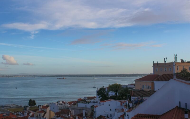 Os telhados de Lisboa e o Tejo vistos do Miradouro de Santa Luzia.