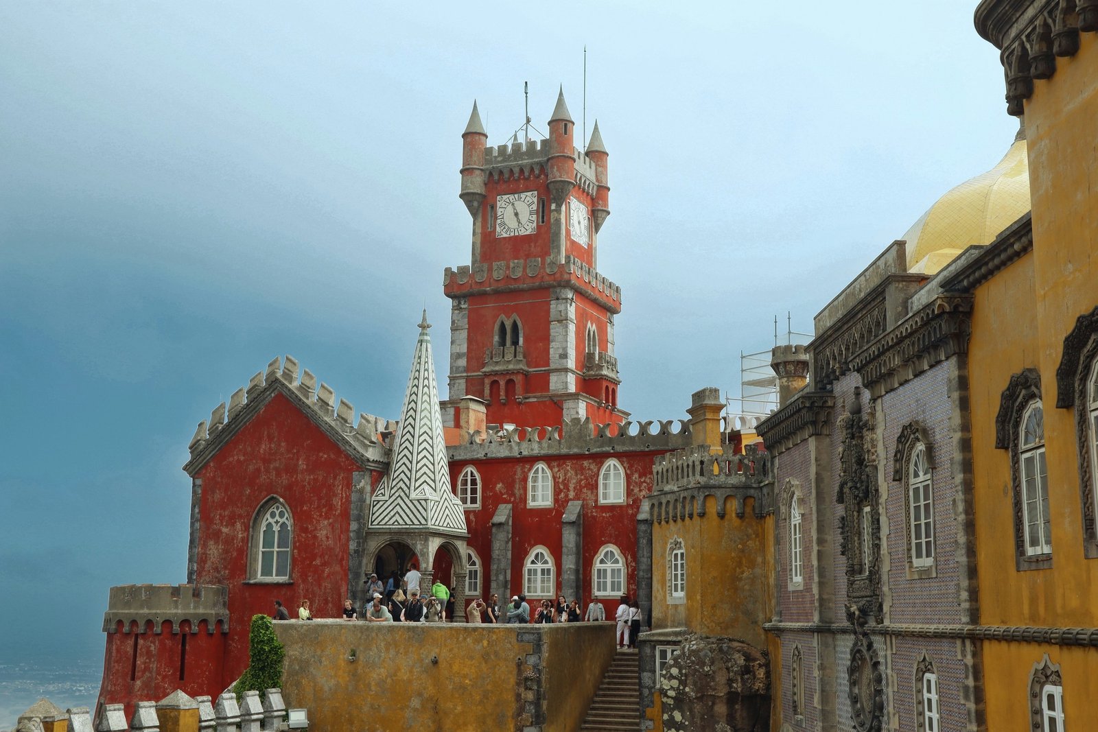 Torres coloridas do Palácio da Pena, em Sintra.