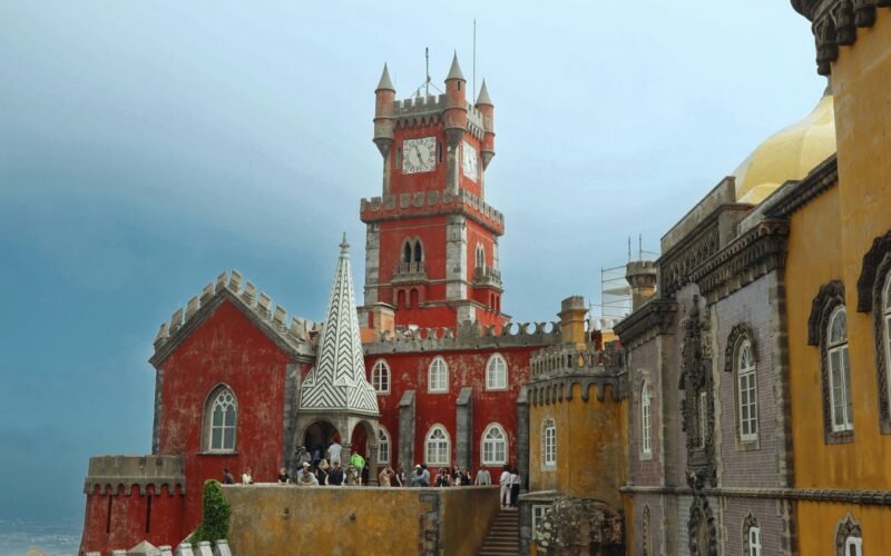 A torre vermelha do relógio e as fachadas coloridas do Palácio da Pena, em Sintra.