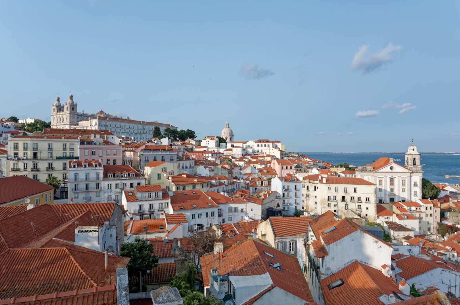 Vista sobre os telhados de Alfama a partir do Miradouro das Portas do Sol, em Lisboa.